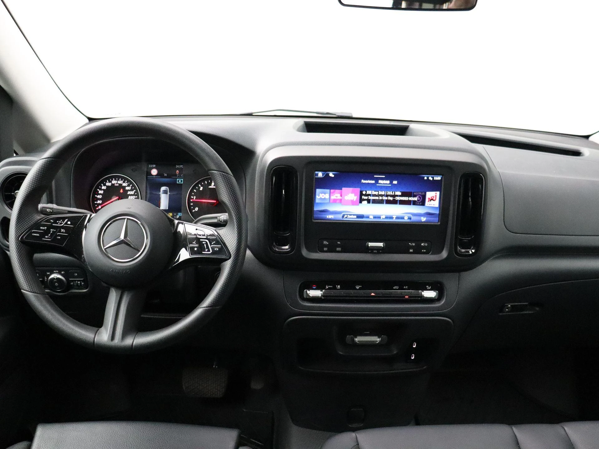 Mercedes-Benz-Vito-image-19