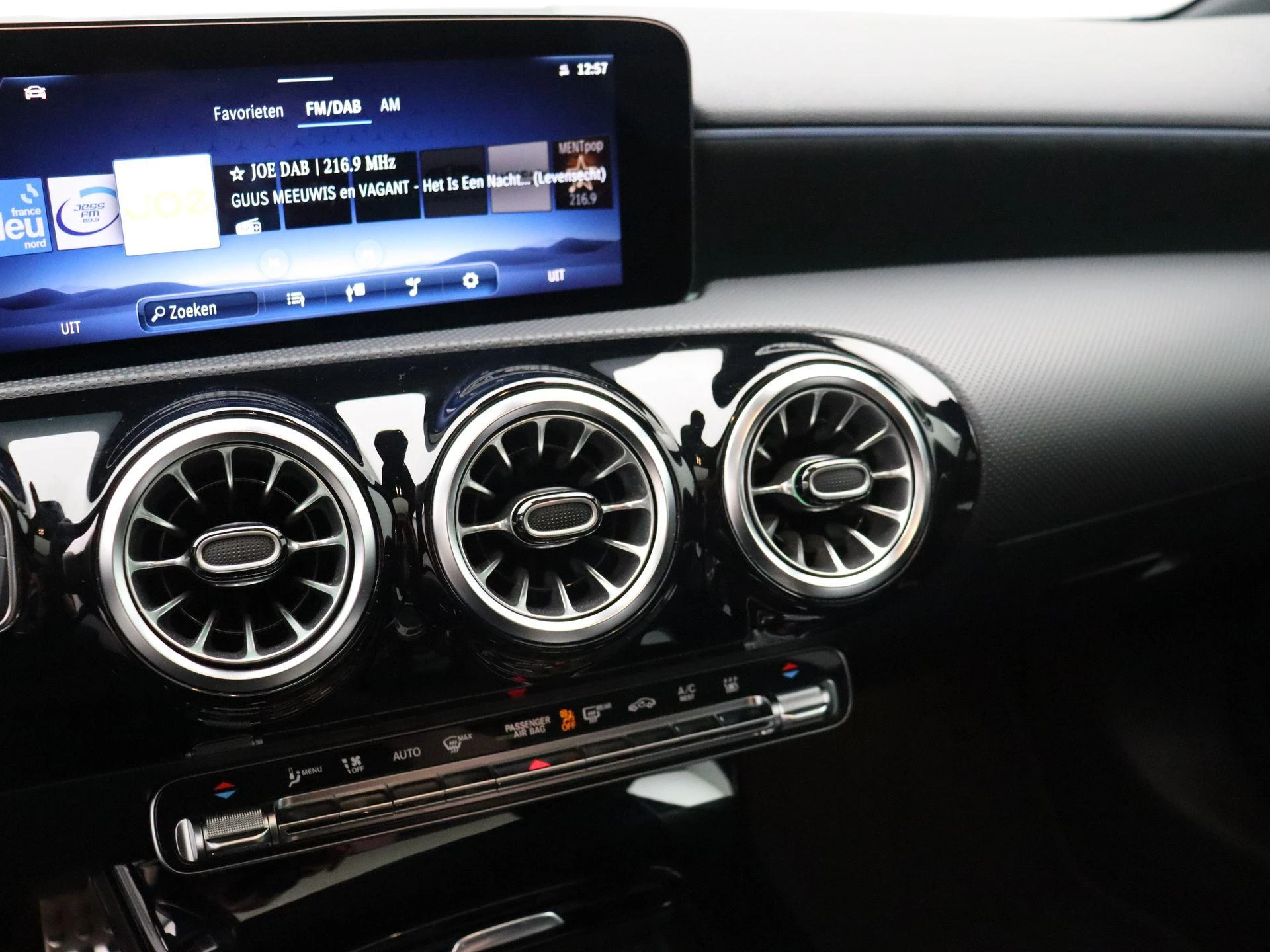 Mercedes-Benz A-Klasse 250 e AMG Line + PANO DAK + MULTIBEAM LED + CARPLAY +