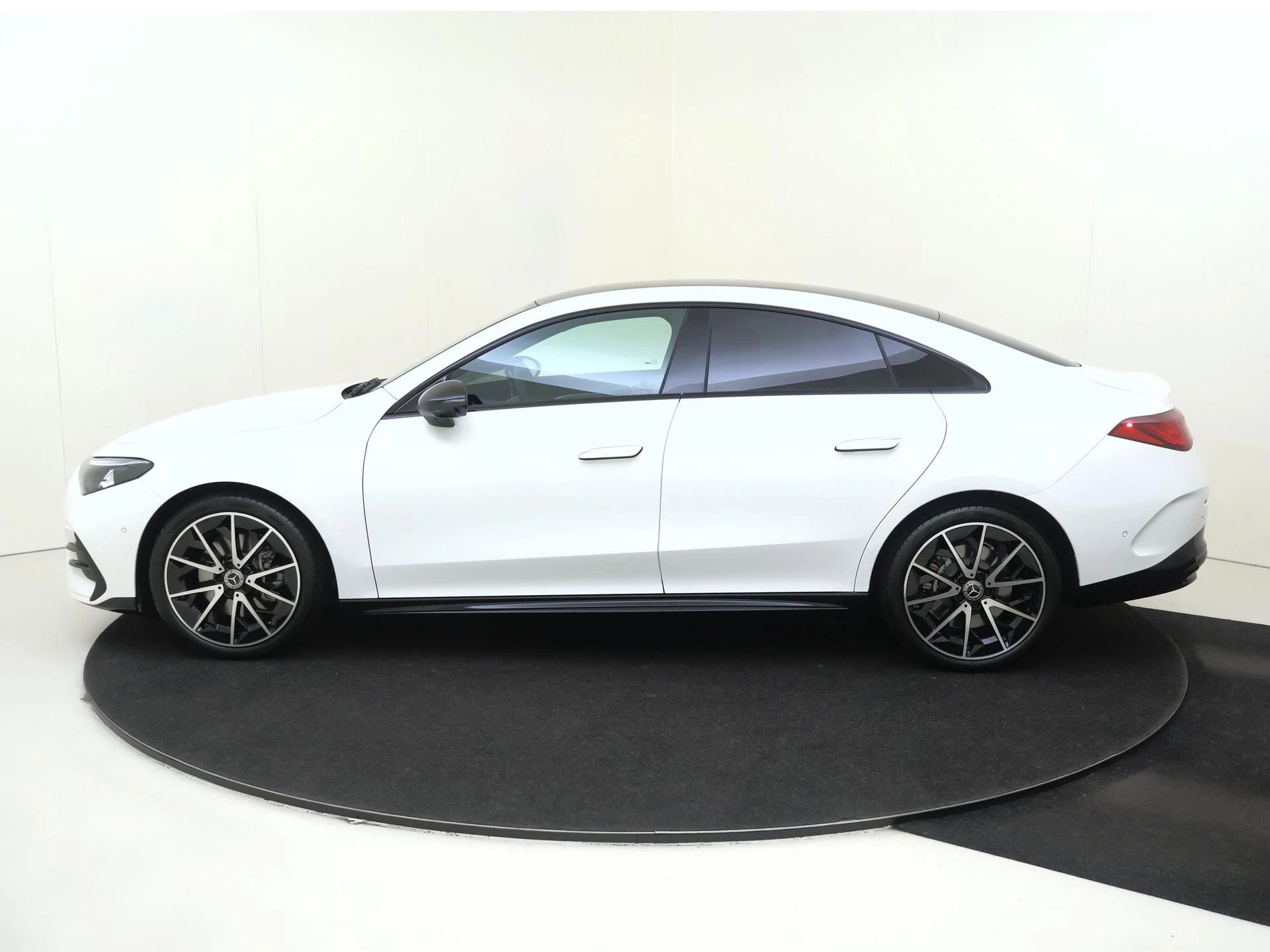 Mercedes-Benz-CLA-image-8