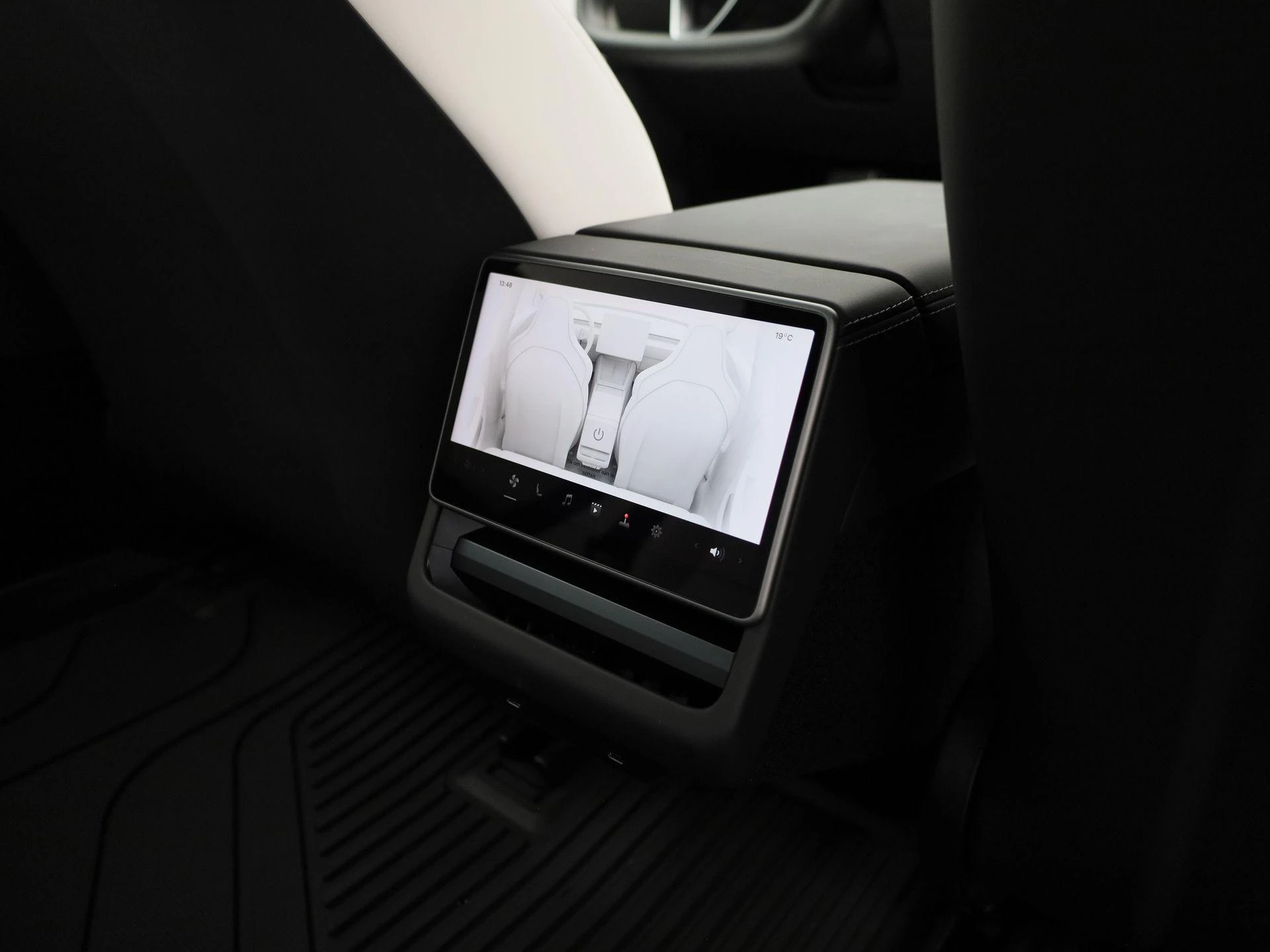 Tesla-Model 3-image-40