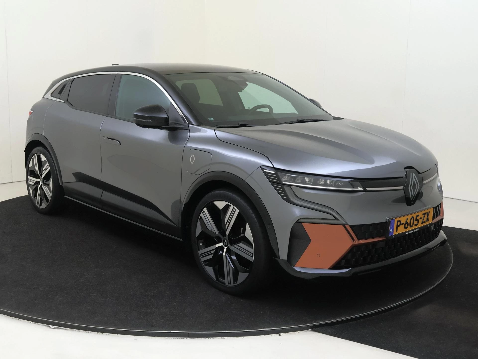 Renault-Megane E-Tech-image-1