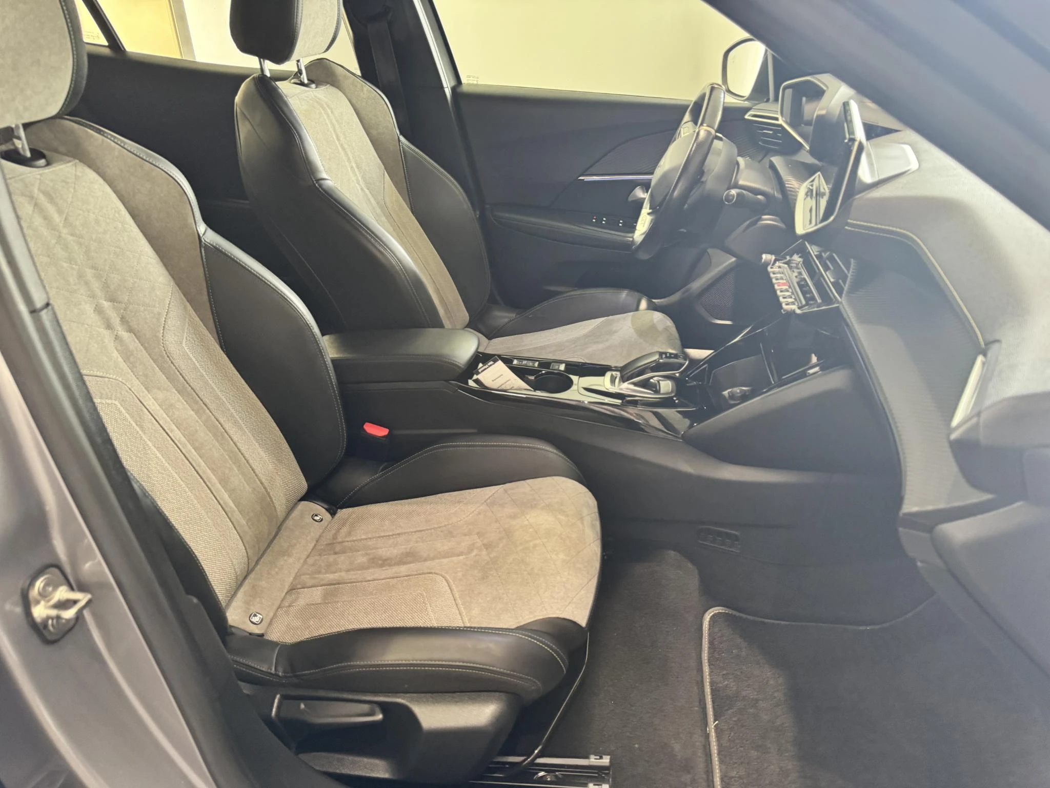 Peugeot-e-2008-image-23