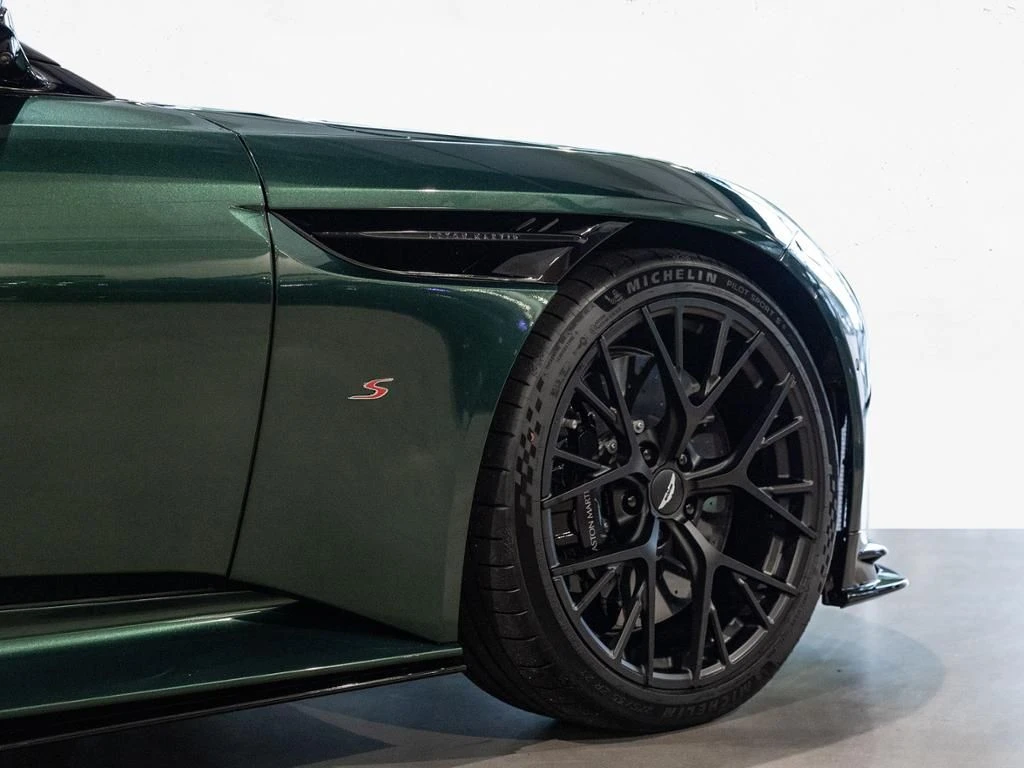 Aston Martin-DB12-image-10