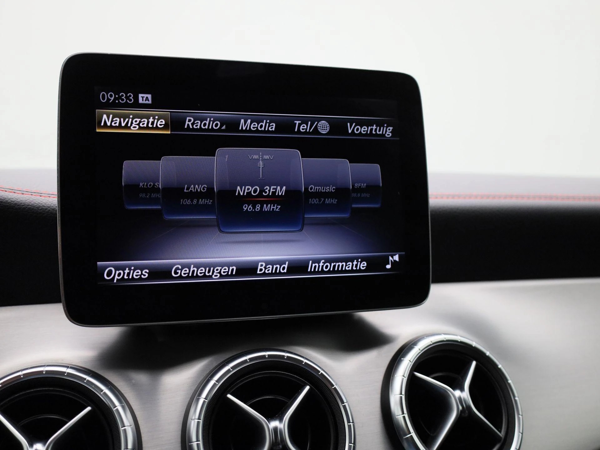 Mercedes-Benz-CLA-image-15