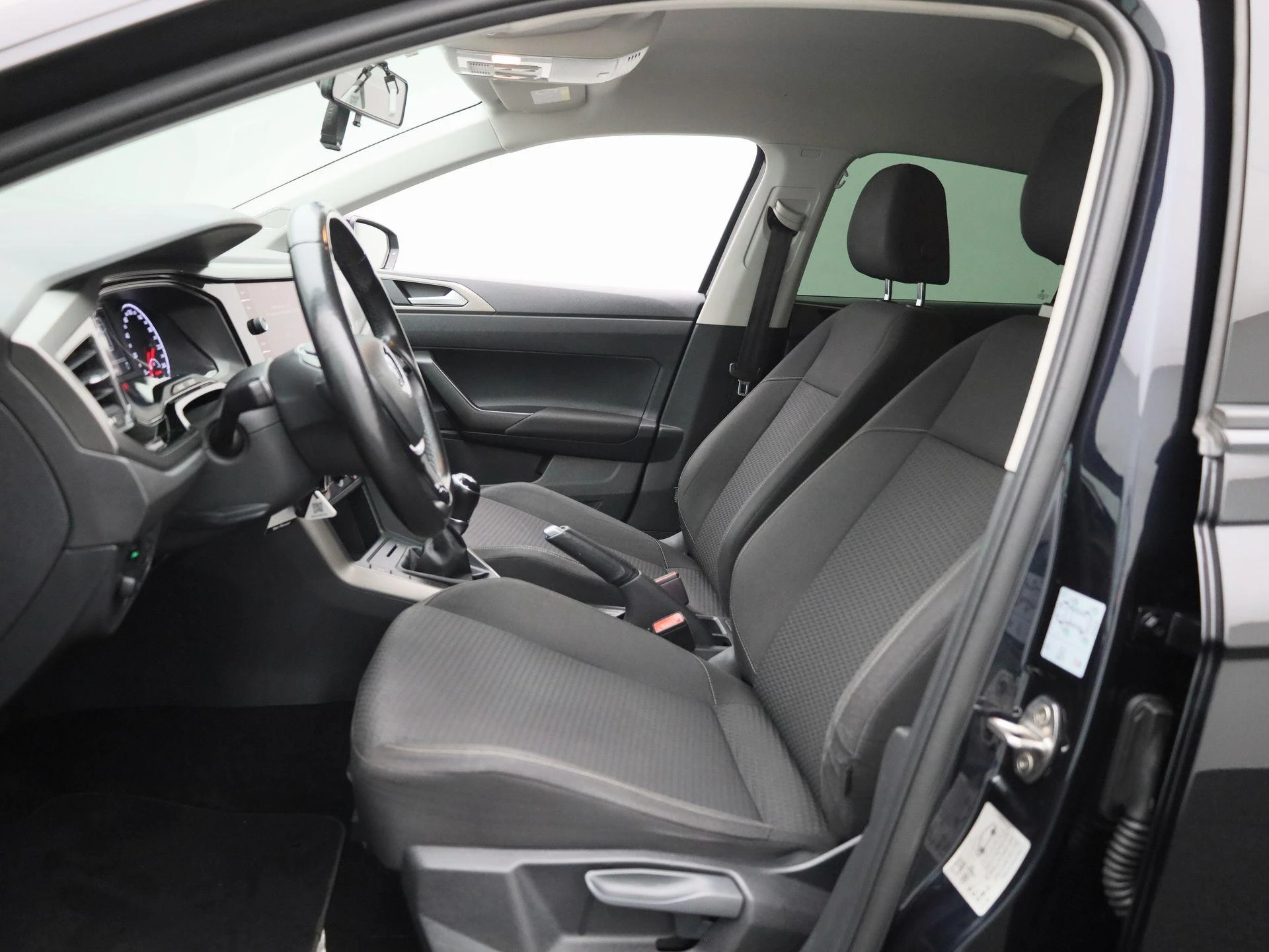 Volkswagen-Polo-image-9