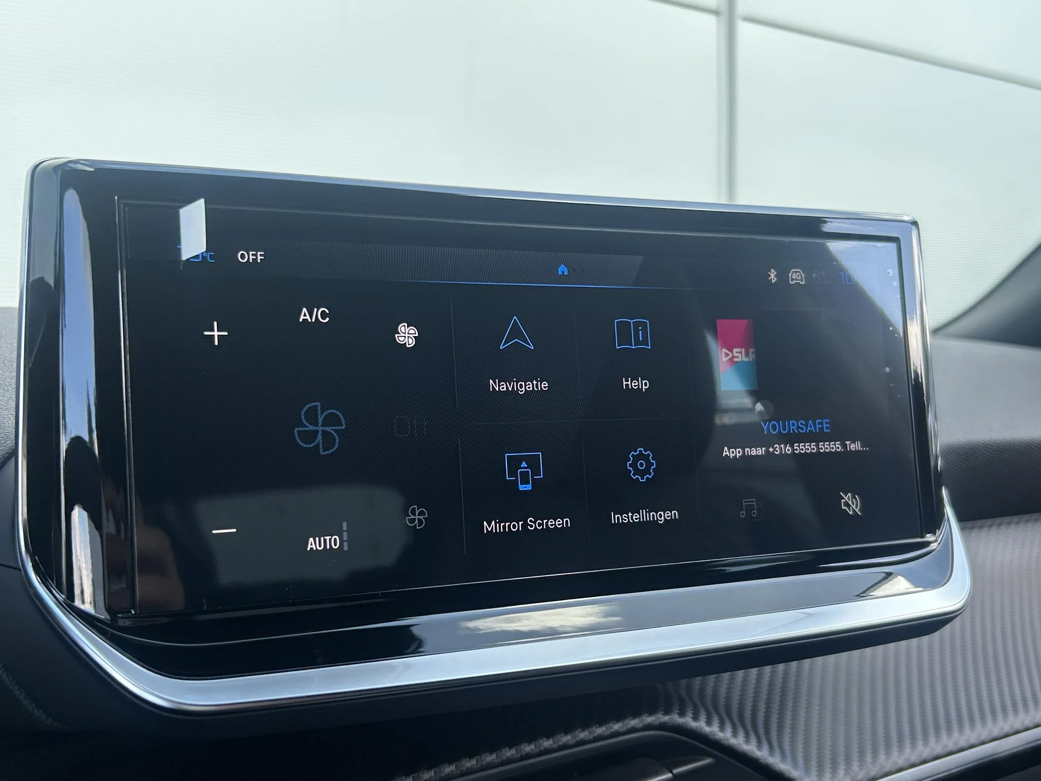Peugeot e-2008 EV Allure 54 kWh
