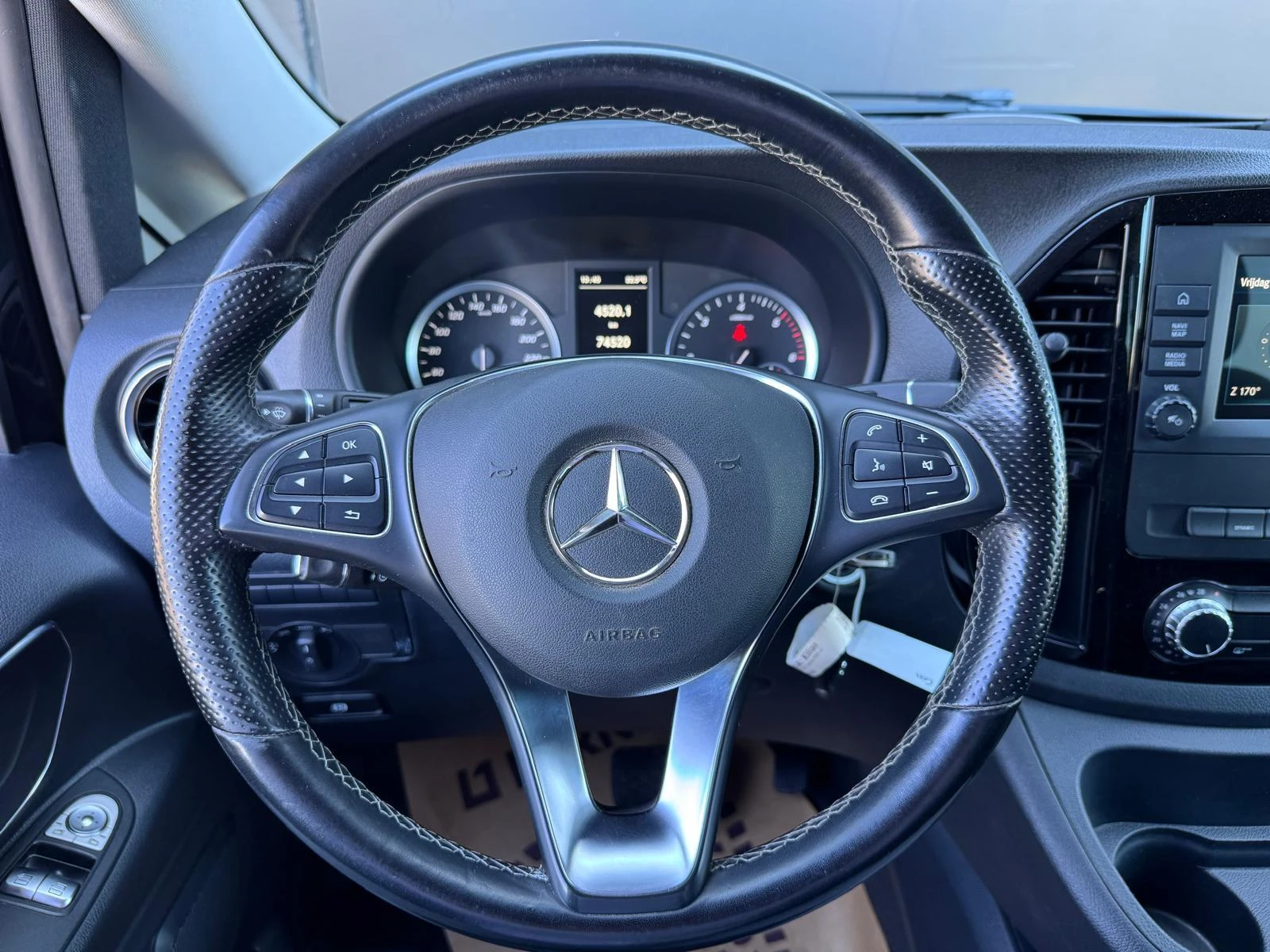 Mercedes-Benz-Vito-image-11
