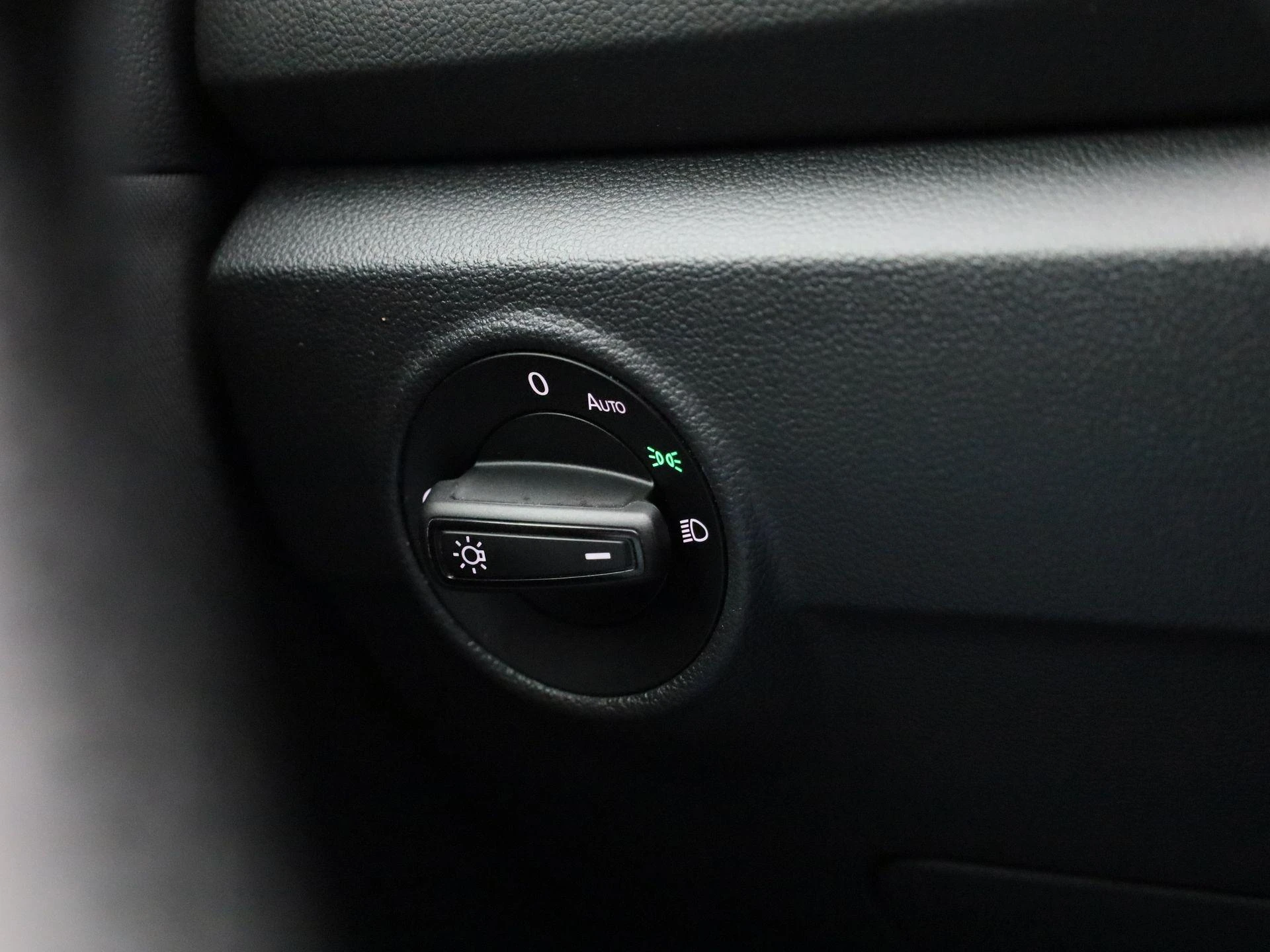 Volkswagen-T-Roc-image-18