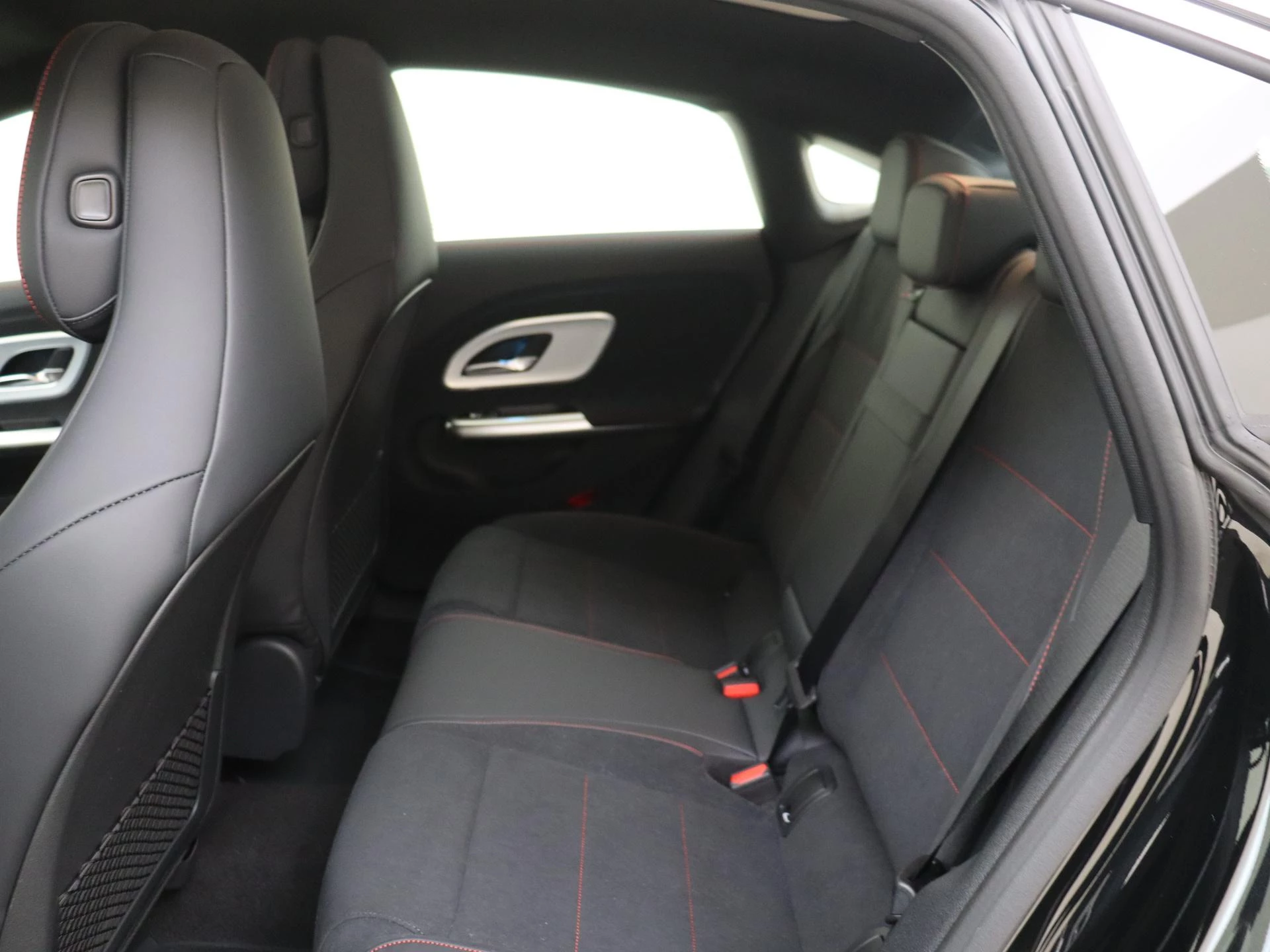 Mercedes-Benz-CLA-image-11