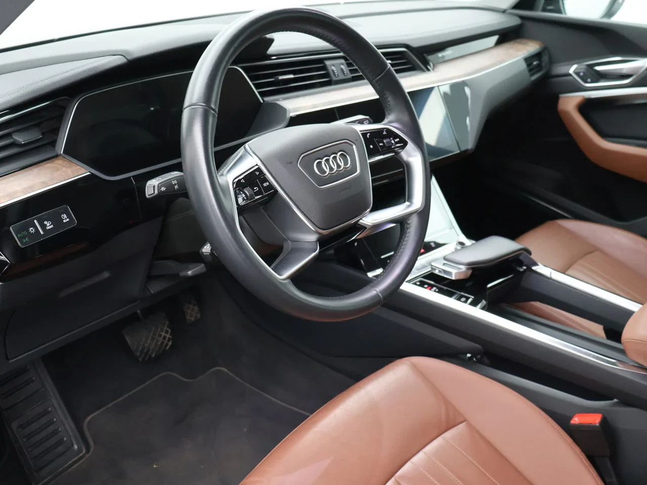 Audi e-tron Audi e-tron 95kWh 55 QUATTRO 408PK *AUTOMAAT*PANODAK*TREKHAAK*BRUIN LEDER*ACC*CAMERA*PDC*NAVI*APP-CONNECT*...*