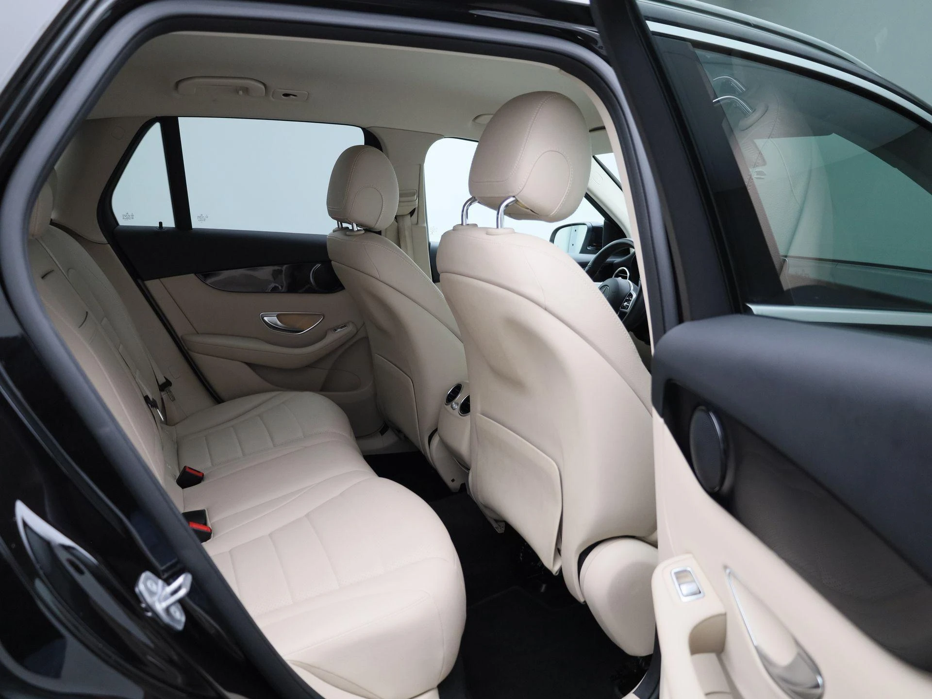 Mercedes-Benz-GLC-image-37