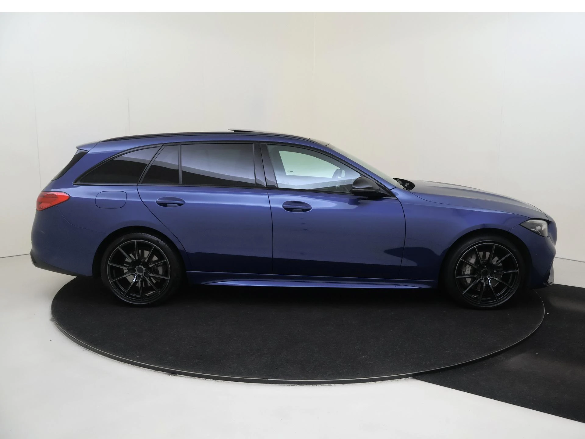 Mercedes-Benz-C-Klasse-image-8