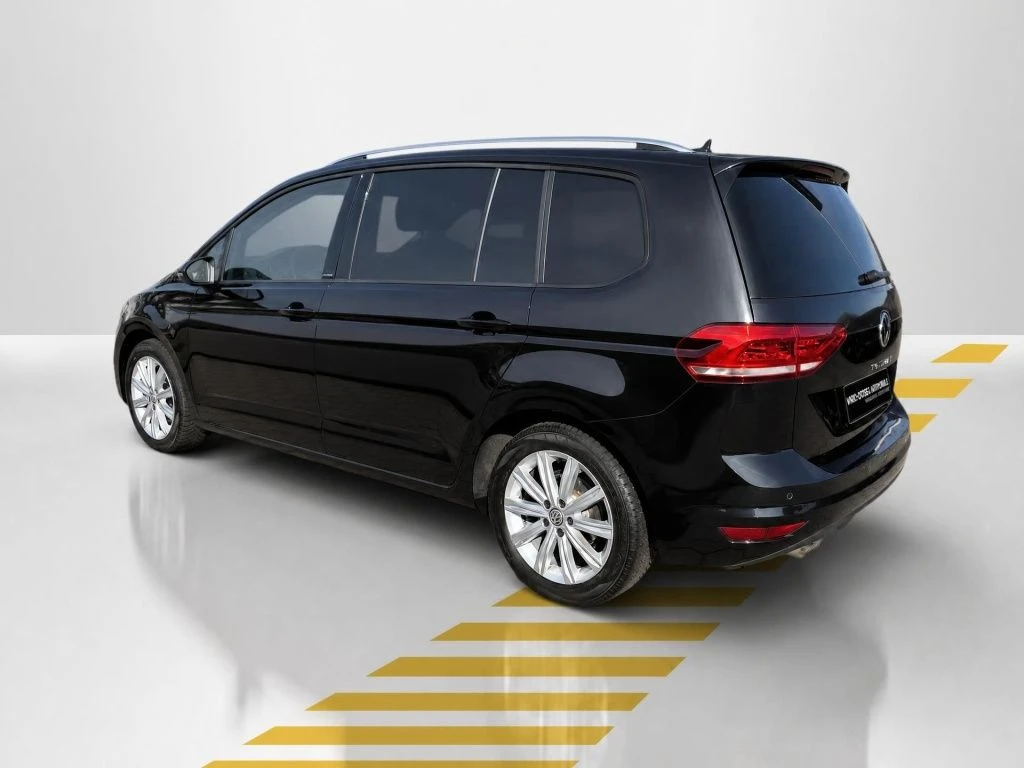 Volkswagen-Touran-image-11