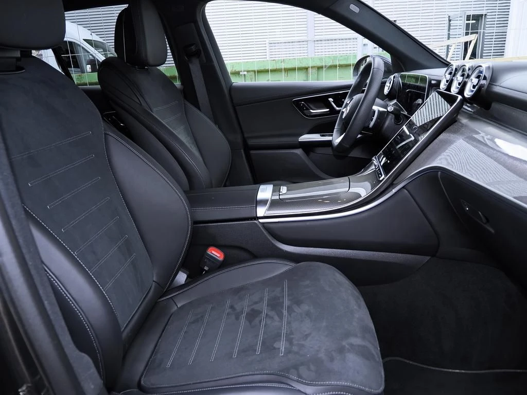 Mercedes-Benz-GLC 300 d-image-12