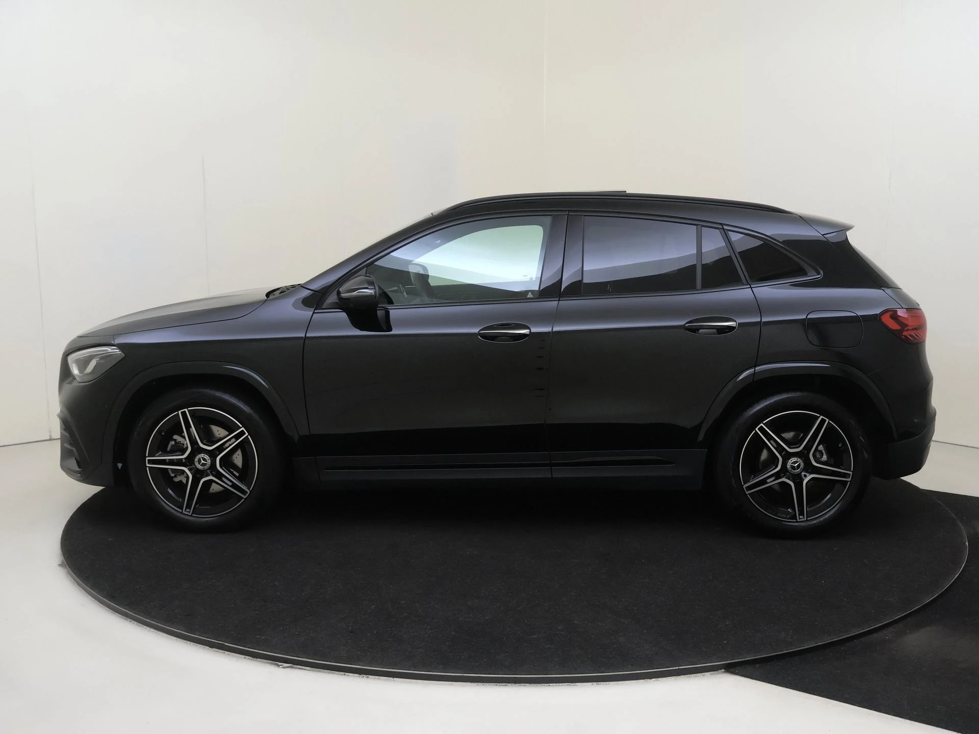 Mercedes-Benz-GLA-image-8