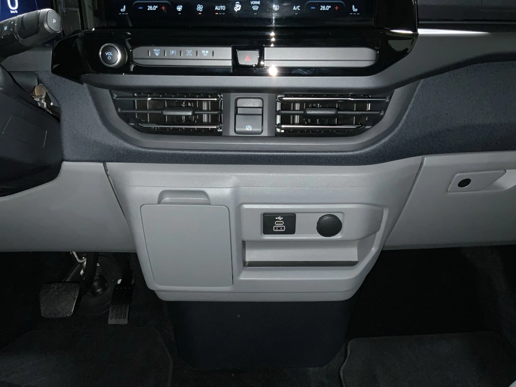 Ford-Tourneo Custom-image-12