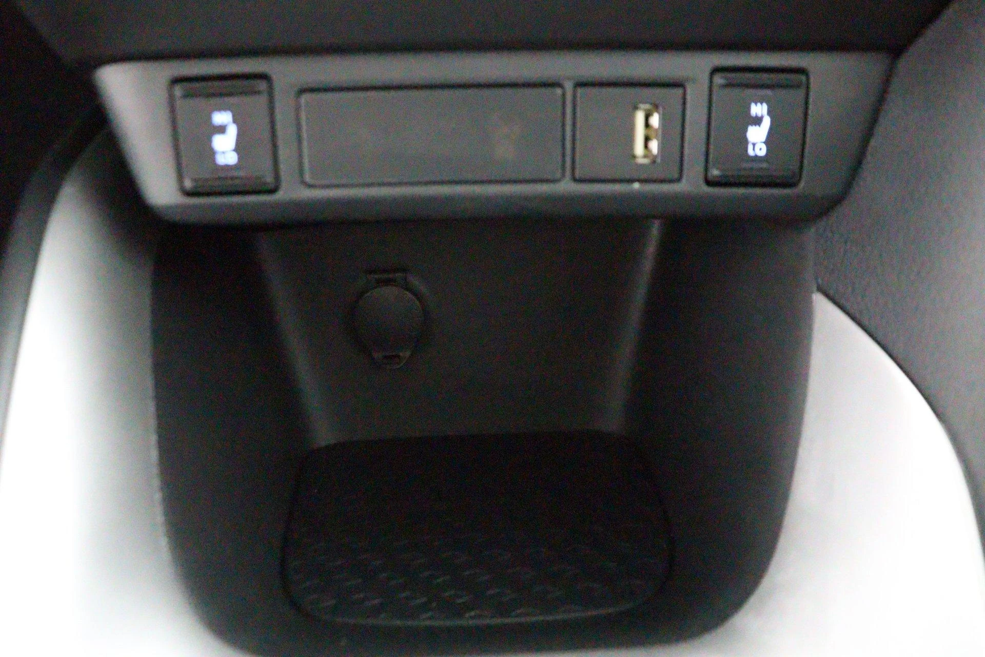 Mazda-2 Hybrid-image-45