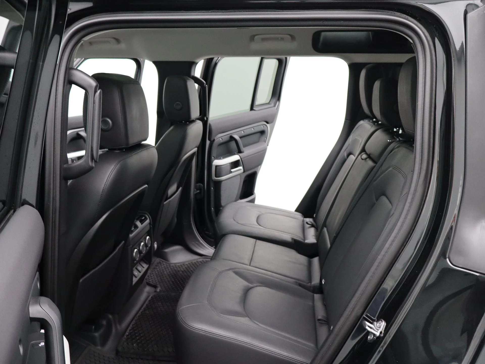 Land Rover-Defender-image-11