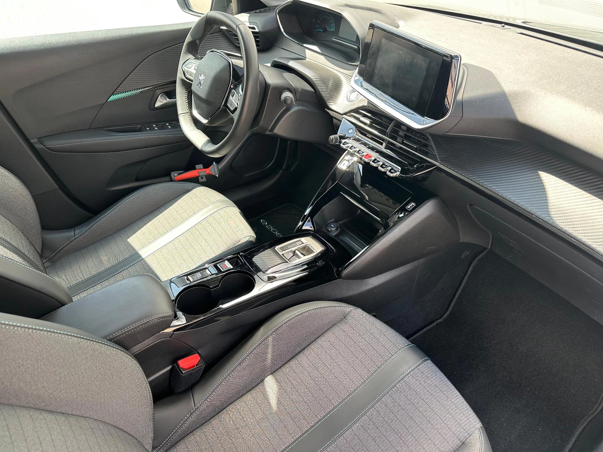 Peugeot-e-208-image-23