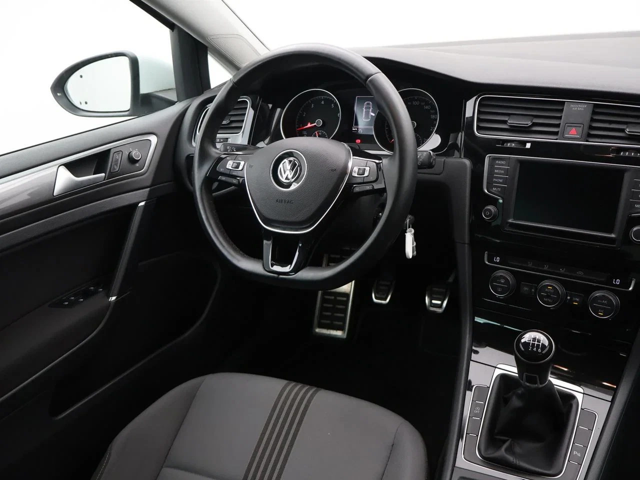 Volkswagen-Golf-image-11