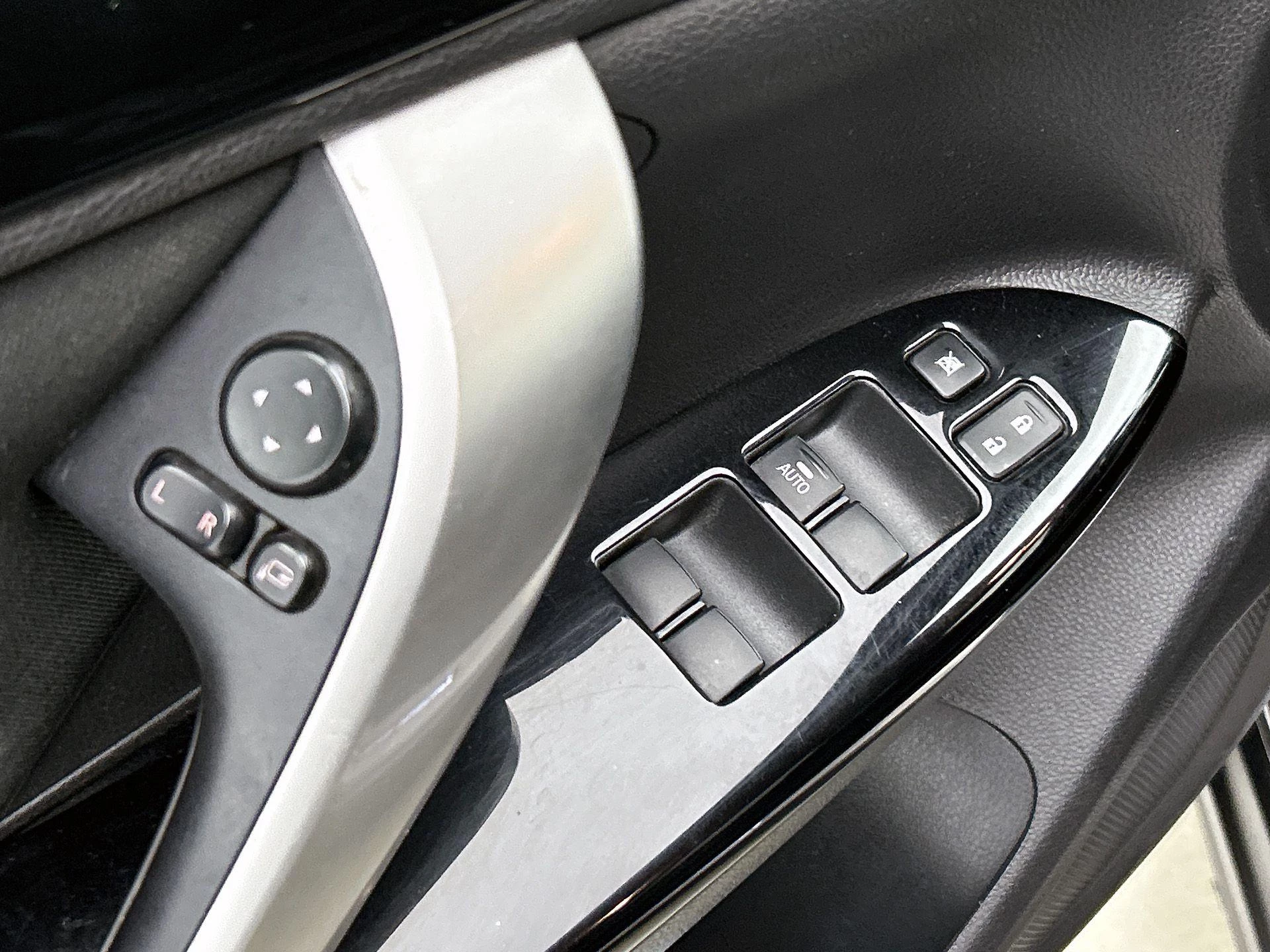 Mitsubishi-Eclipse Cross-image-23