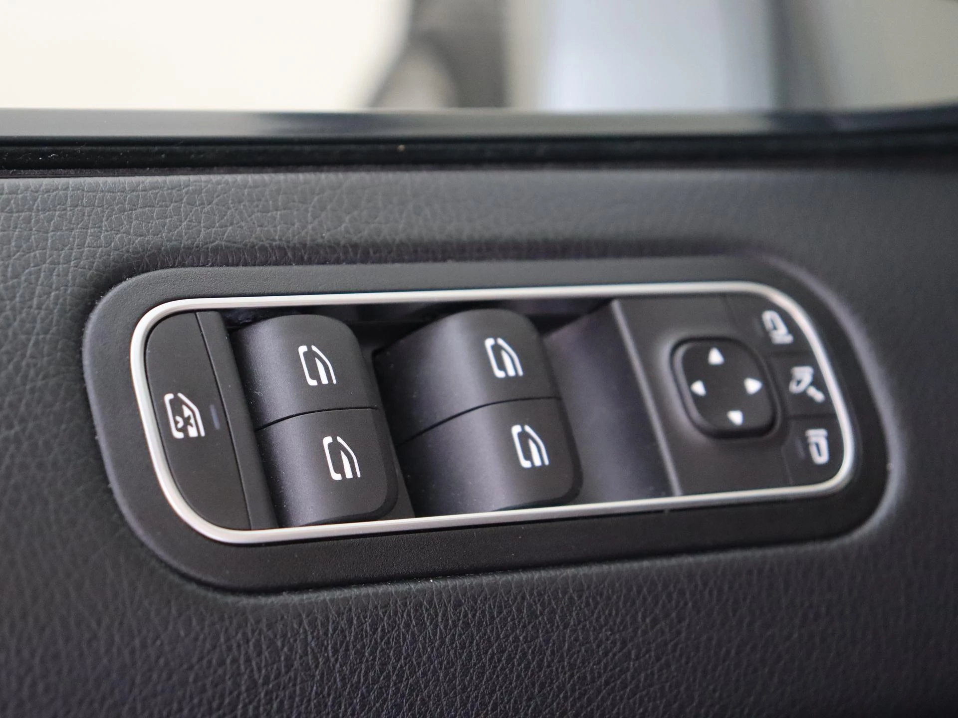 Mercedes-Benz-G-Klasse-image-35