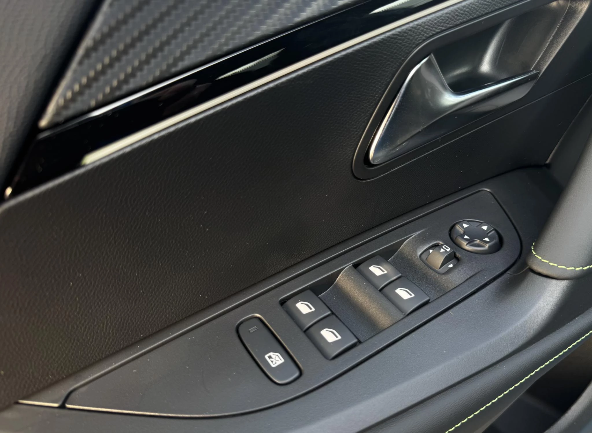 Peugeot-e-2008-image-11