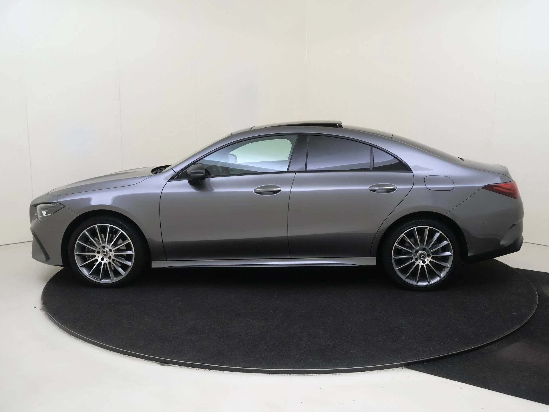 Mercedes-Benz-CLA-image-10
