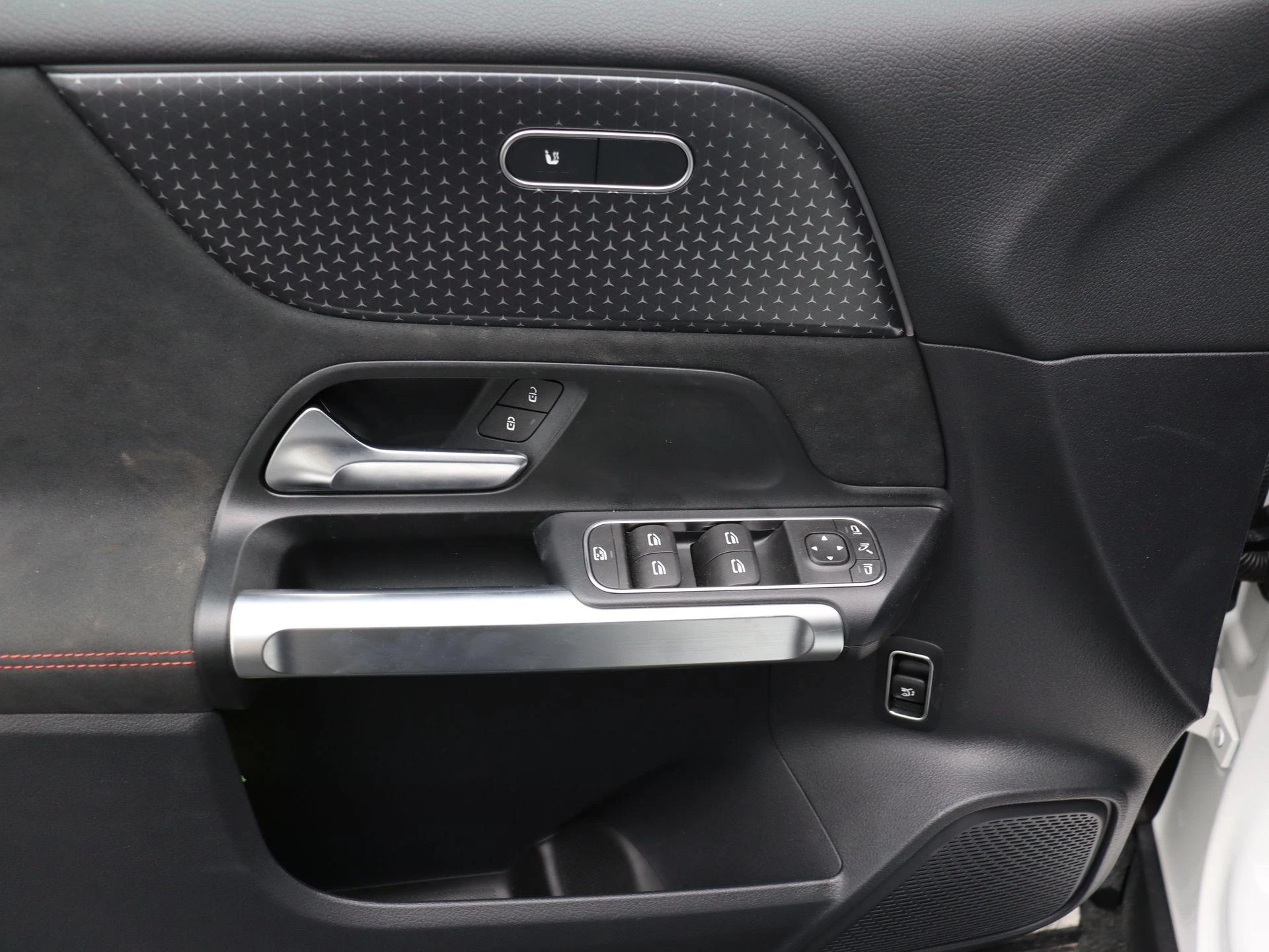 Mercedes-Benz EQB 250+ AMG Line + 7 ZITPLAATSEN + CARPLAY + NIGHTPAKKET +