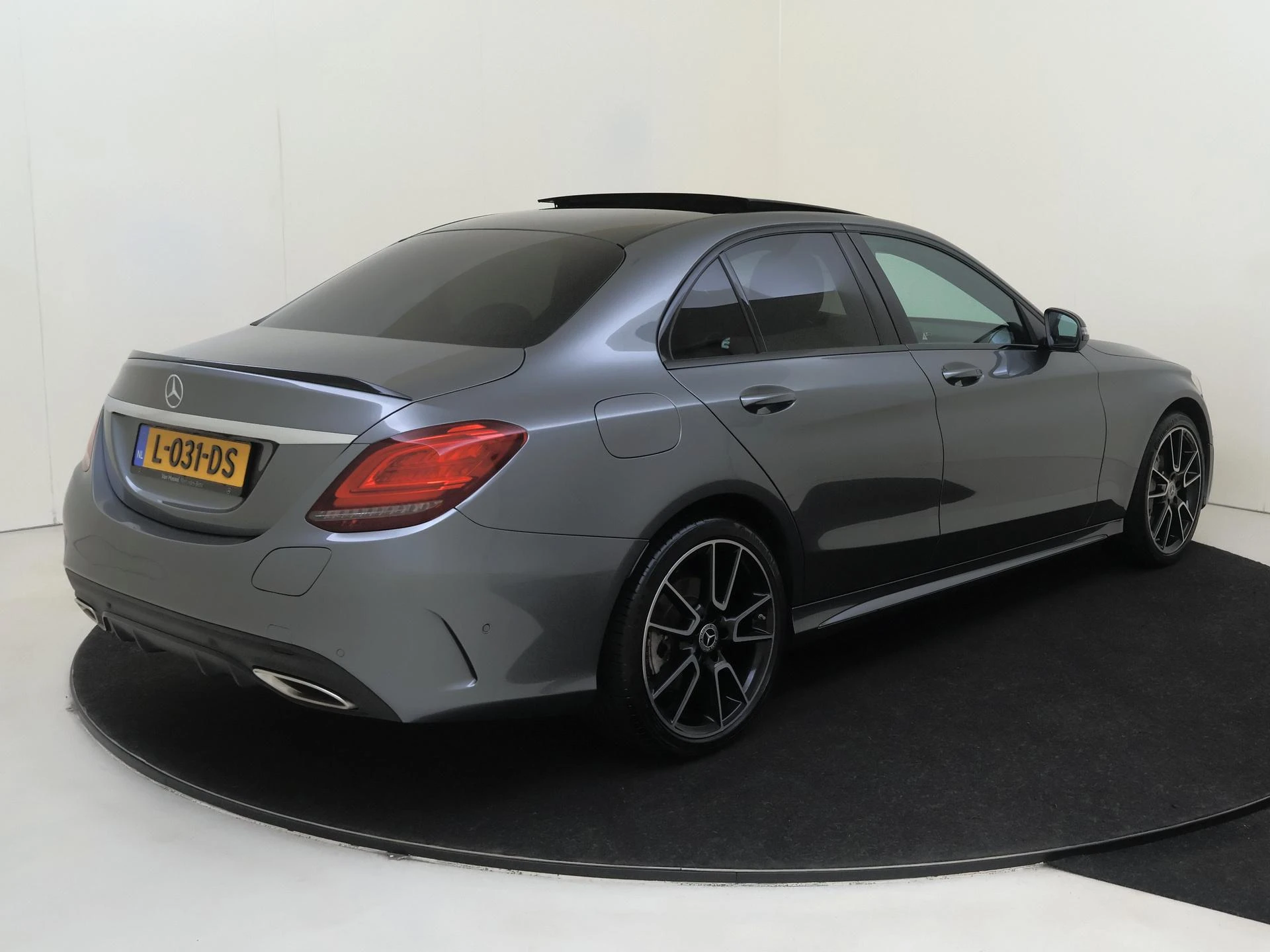 Mercedes-Benz-C-Klasse-image-1