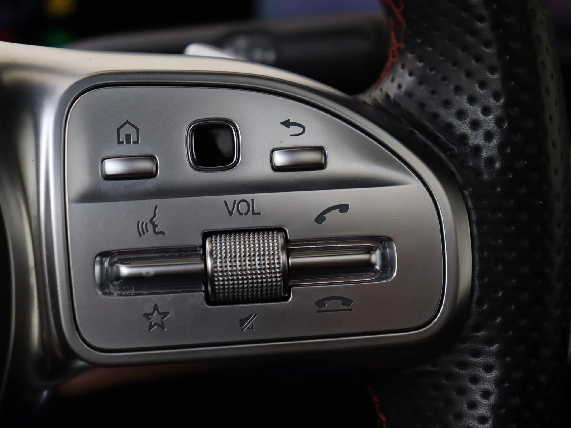 Mercedes-Benz-GLA-image-13