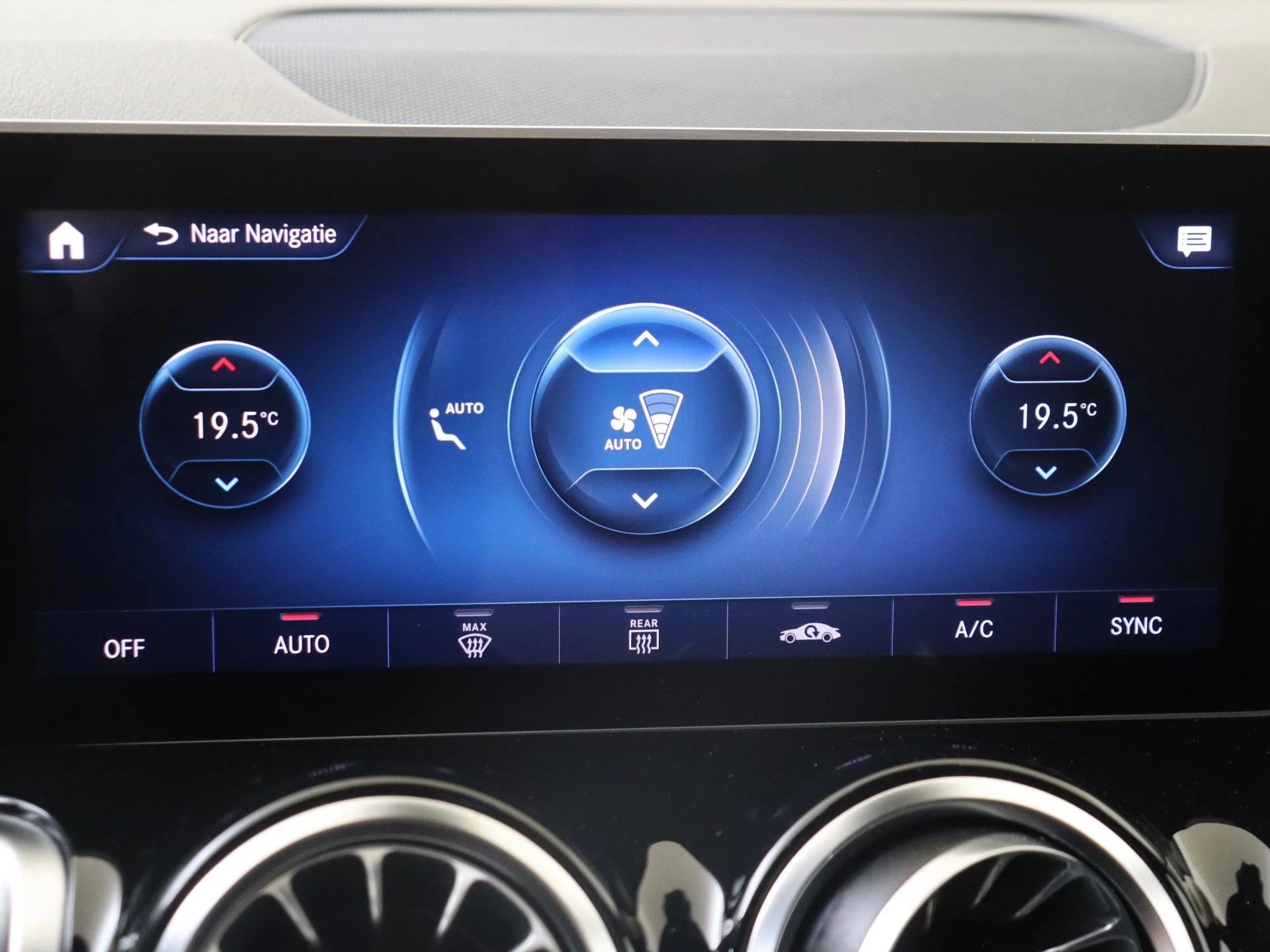 Mercedes-Benz-GLB-image-17