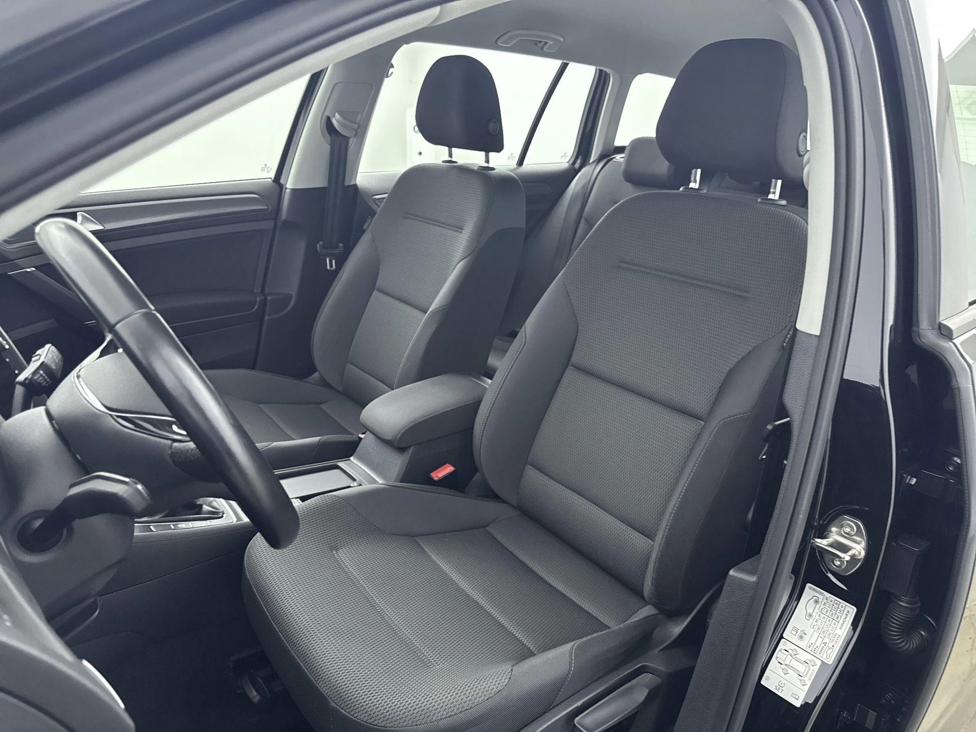 Volkswagen-Golf-image-25