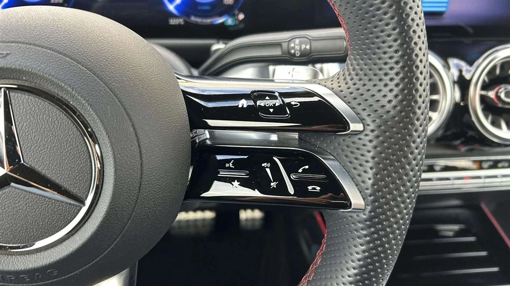 Mercedes-Benz-EQB-image-12