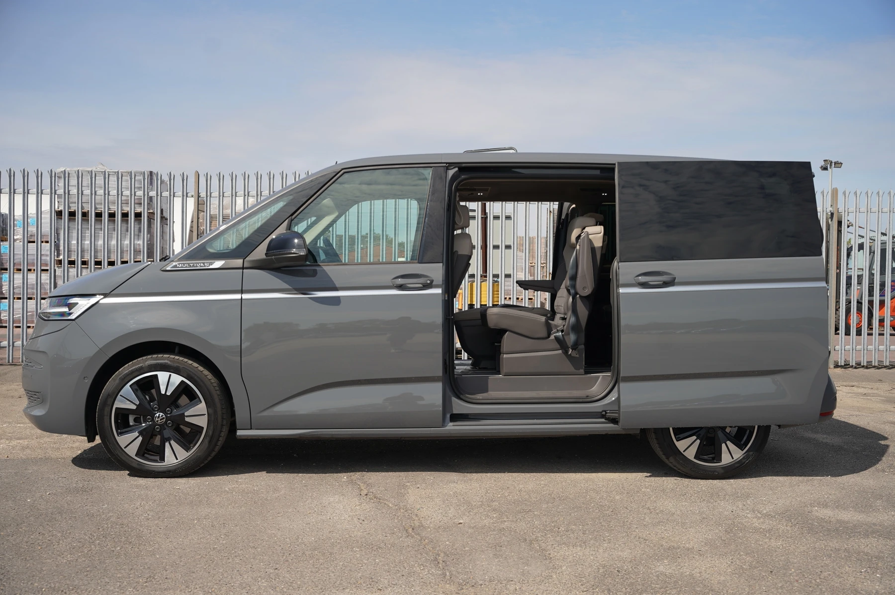 Volkswagen-Multivan-image-33
