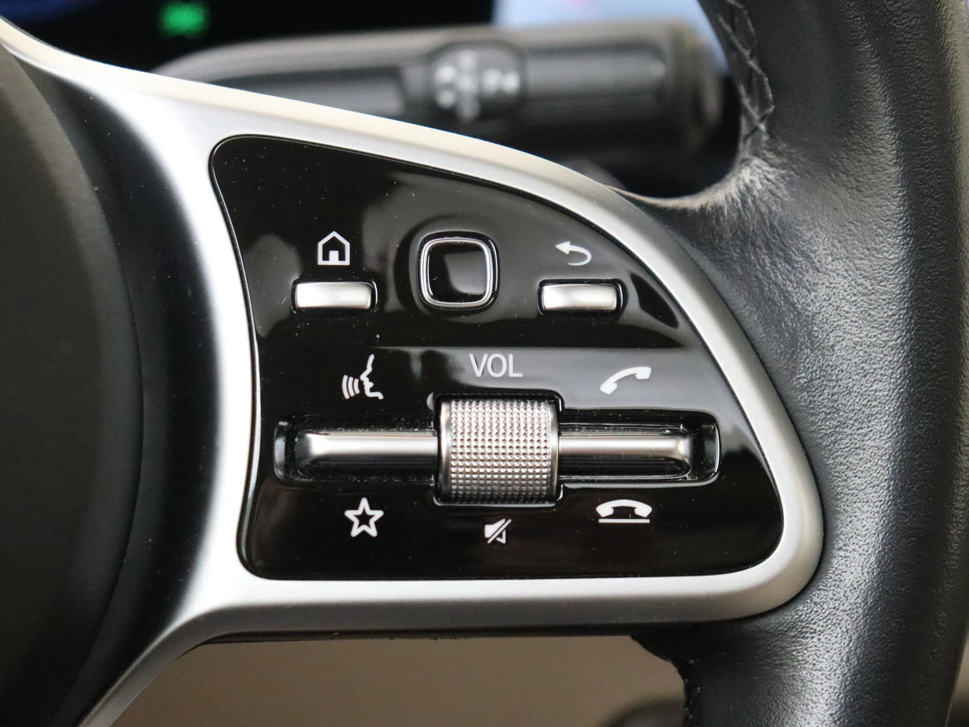 Mercedes-Benz-GLB-image-13