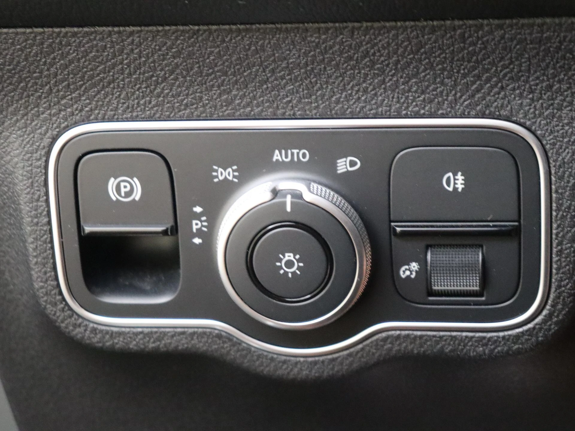 Mercedes-Benz-EQB-image-23