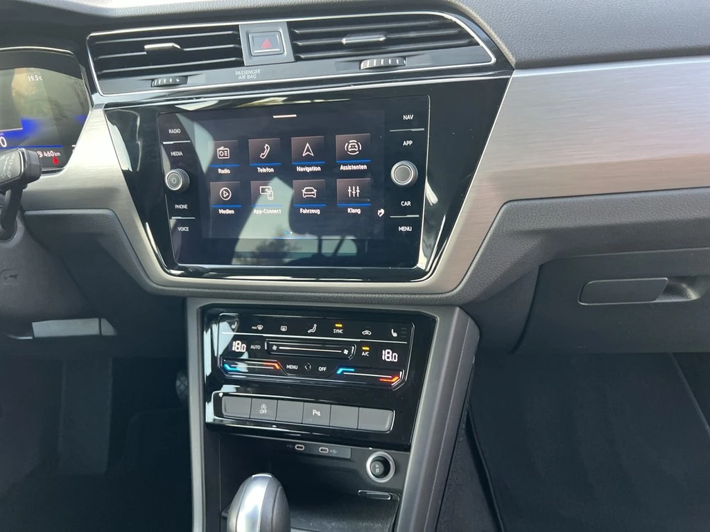 Volkswagen-Touran-image-10