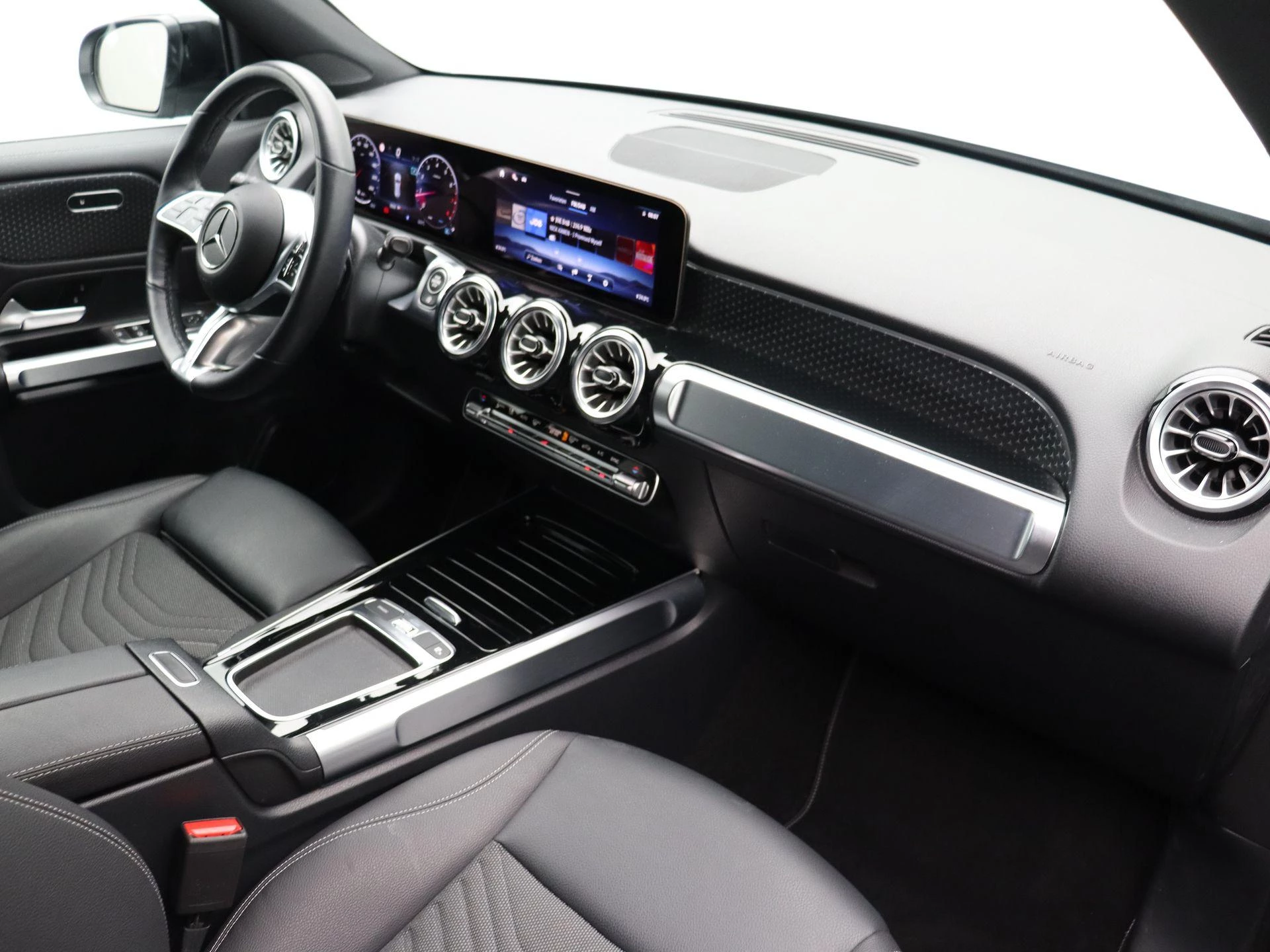 Mercedes-Benz GLB 180 Luxury Line + CARPLAY + TREKHAAK + NIGHTPAKKET +