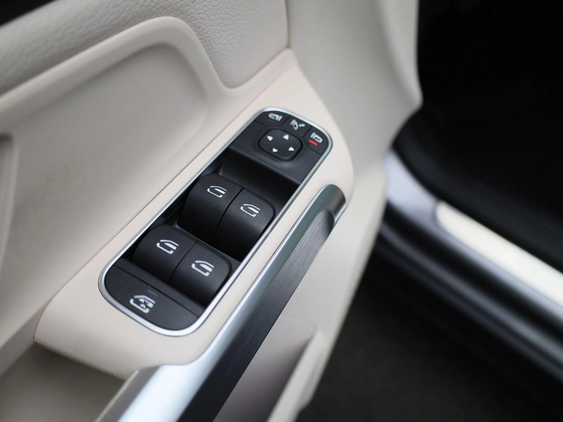 Mercedes-Benz-EQB-image-34