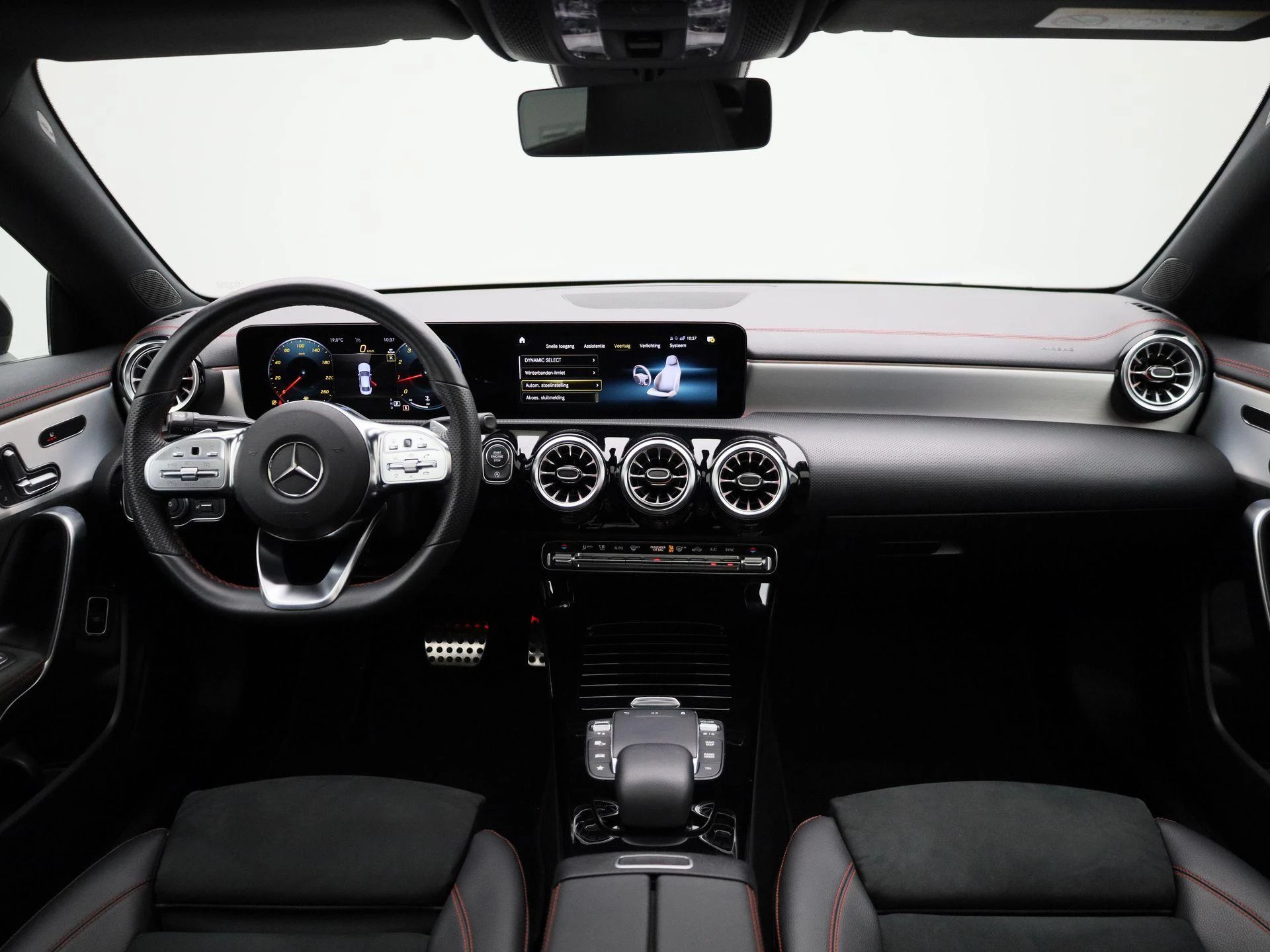 Mercedes-Benz-CLA-image-45