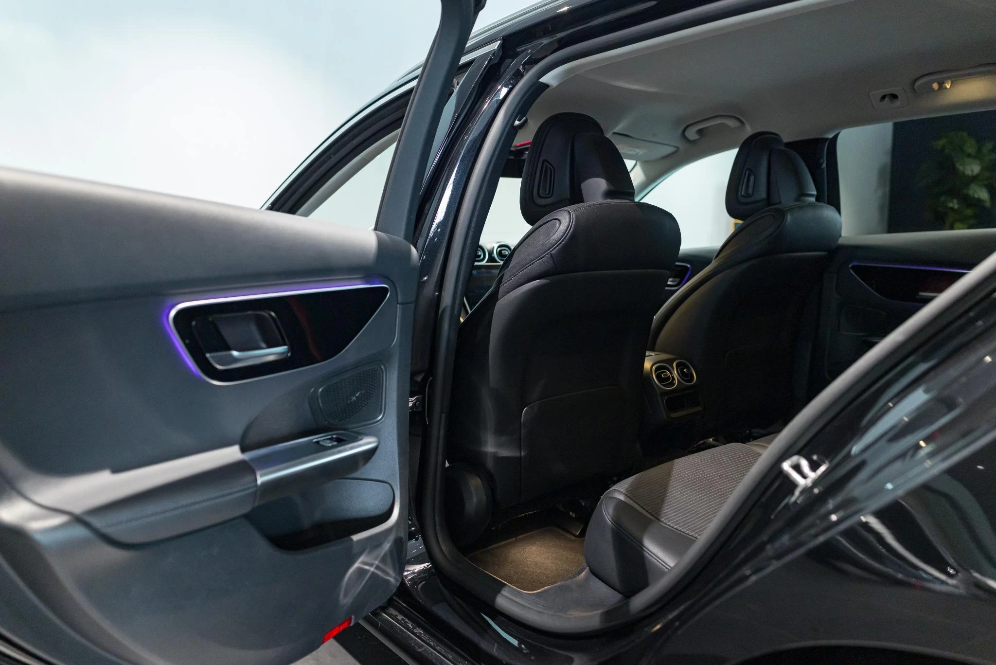 Mercedes-Benz-C-Klasse-image-12