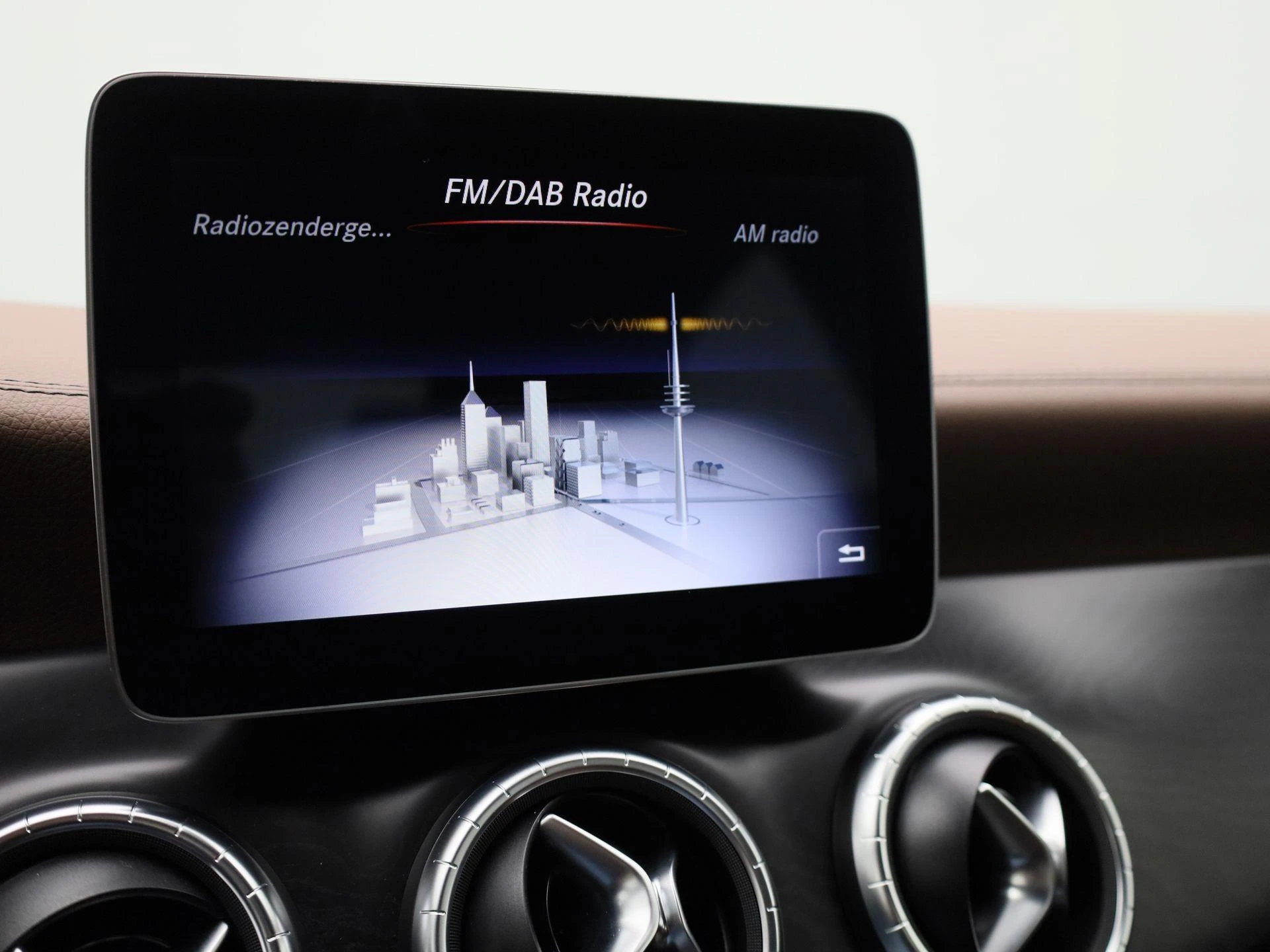 Mercedes-Benz-CLA-image-15