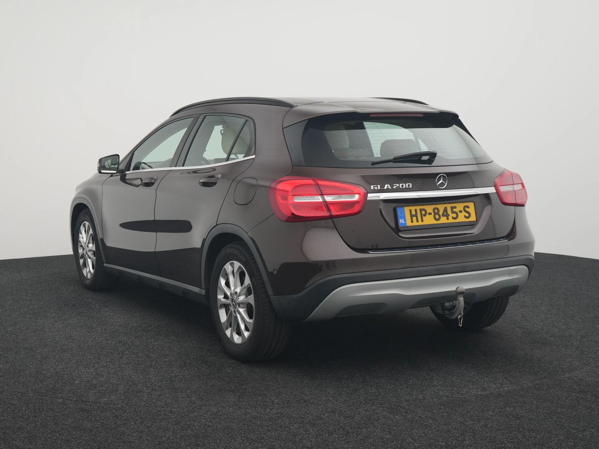 Mercedes-Benz-GLA-image-1