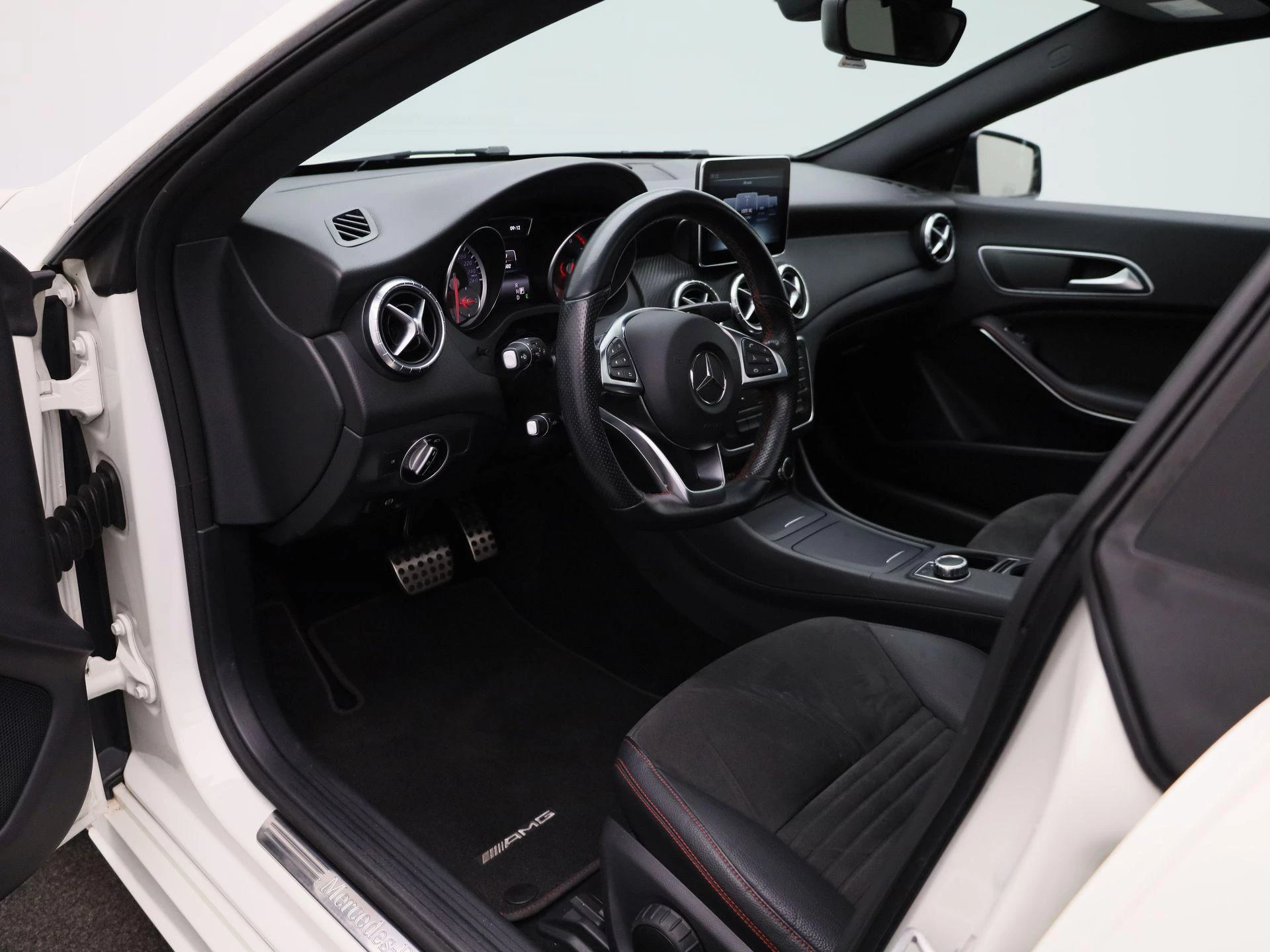 Mercedes-Benz-CLA-image-30