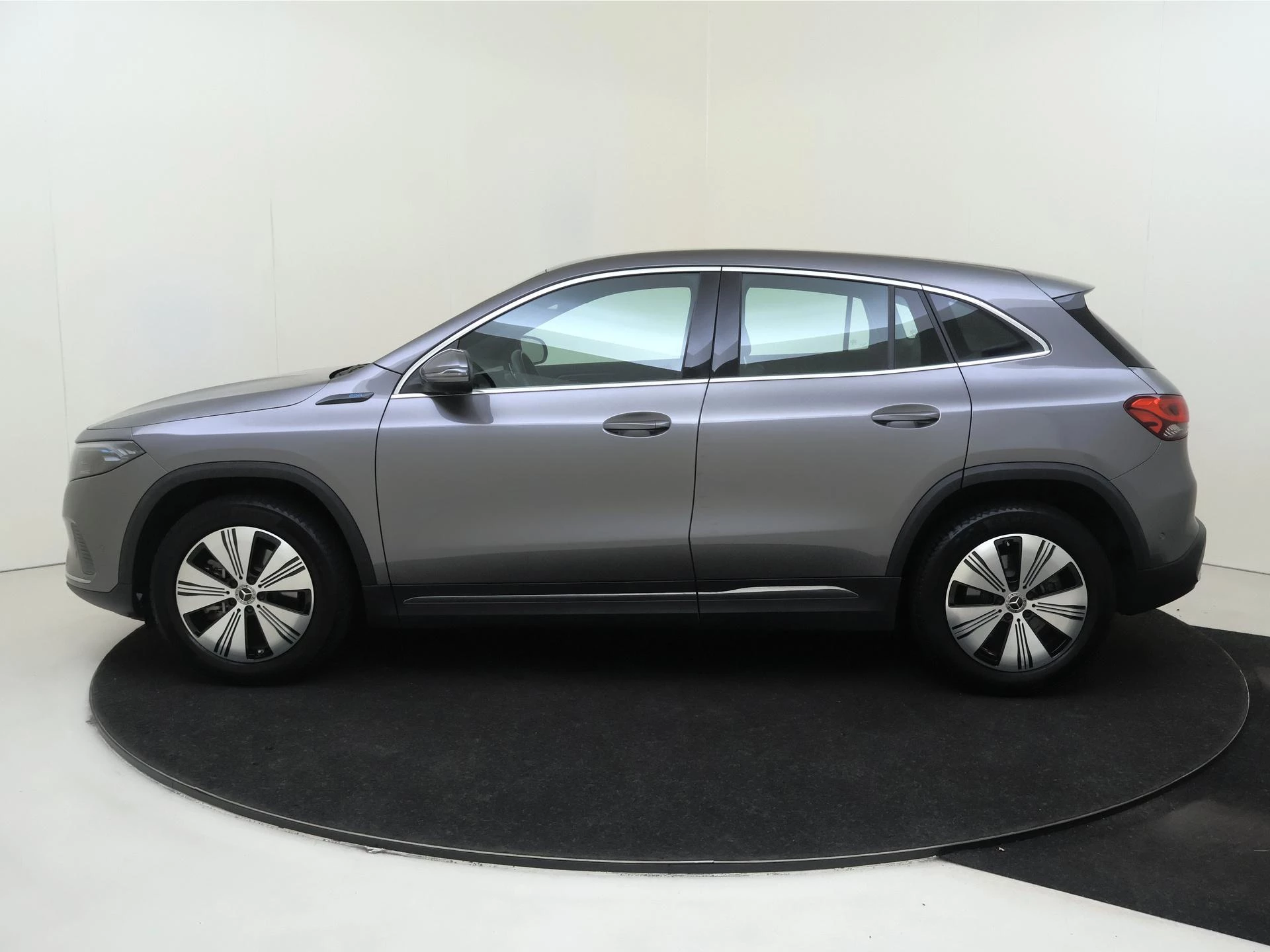 Mercedes-Benz-EQA-image-7