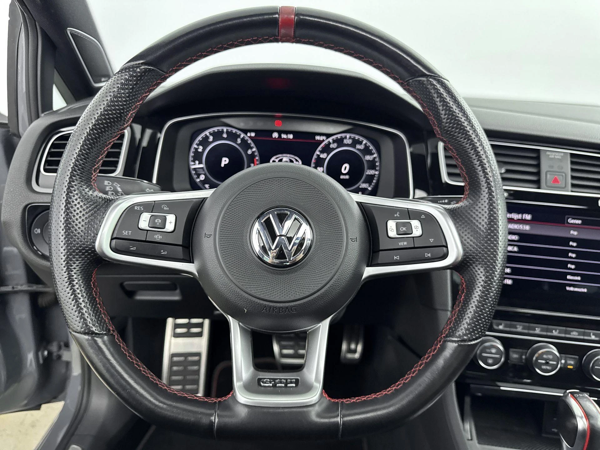 Volkswagen-Golf-image-26