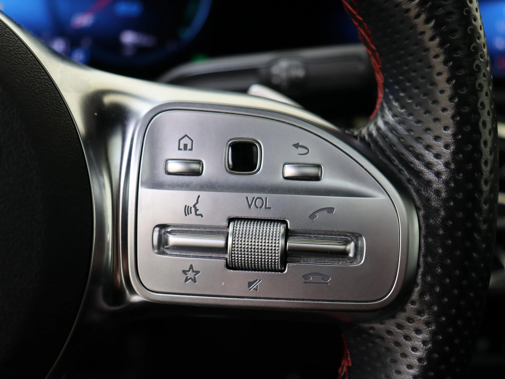 Mercedes-Benz-CLA-image-12
