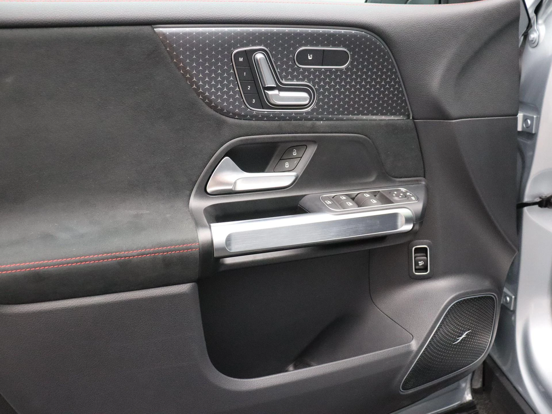 Mercedes-Benz EQB 250+ Business Star Edition + PANO DAK + BURMESTER + HEAD UP + MEMORY +