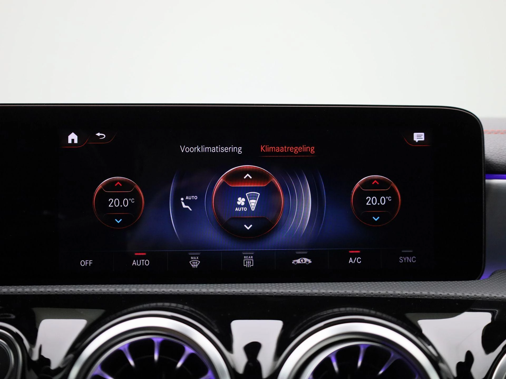 Mercedes-Benz-CLA-image-18